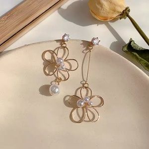 Flower Pearl Asymmetric Earrings